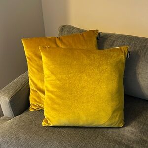 🛋️Safavieh gold pillow set